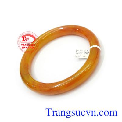 Vòng ngọc vàng cam size 58 được phái đẹp sử dụng như lá bùa hộ mệnh mang lại may mắn, bình an và tài lộc trong cuộc sống