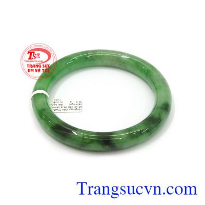 Ngọc cẩm thạch là vật tinh túy và quý báu nhất của trời đất vì vậy vòng ngọc luôn được ưa thích làm đồ trang sức