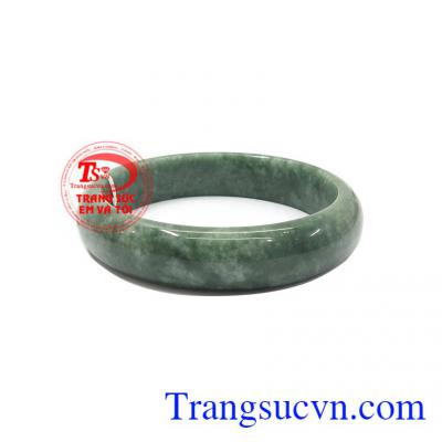 Vòng tay ngọc cẩm thạch được chế tác bản tròn, thích hợp với nhiều độ tuổi