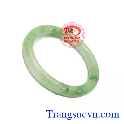 Vòng tay ngọc thiên nhiên mang một nguồn năng lượng tốt dồi dào đem lại nhiều may mắn, sức khỏe cho người đeo