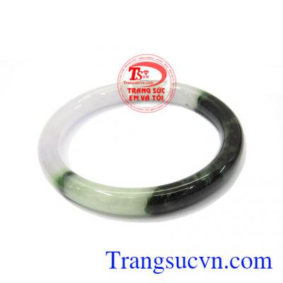 Vòng tay ngọc xịn được chạm khắc kiểu bản tròn sang trọng và quý phái