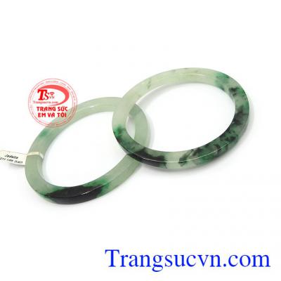 Vòng tay vuông ngọc cẩm thạch chứa nguồn năng lượng dồi dào, có tác dụng giải trừ tà khí, mang lại may mắn, bình an cho người đeo