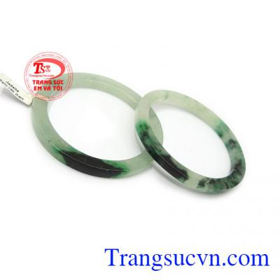 Vòng tay vuông đeo hợp nhiều phong cách thời trang và lứa tuổi, được phái đẹp đặc biệt ưa chuộng