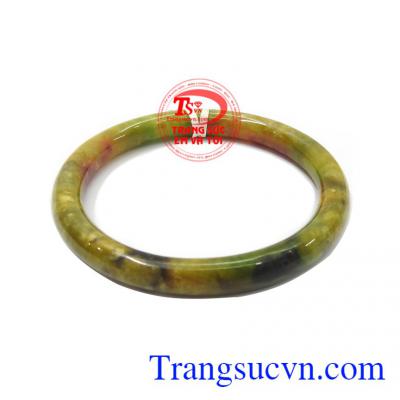 Vòng tứ quý ngọc cẩm thạch đẹp mang màu sắc trắng xanh đến xanh sang trọng, tinh tế