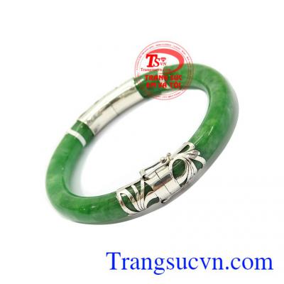 Chính vì vậy, đá có màu xanh lục như: màu xanh ngọc, xanh lá cây, xanh rêu đậm là màu đá lý tưởng mà người mệnh Hỏa nên dùng