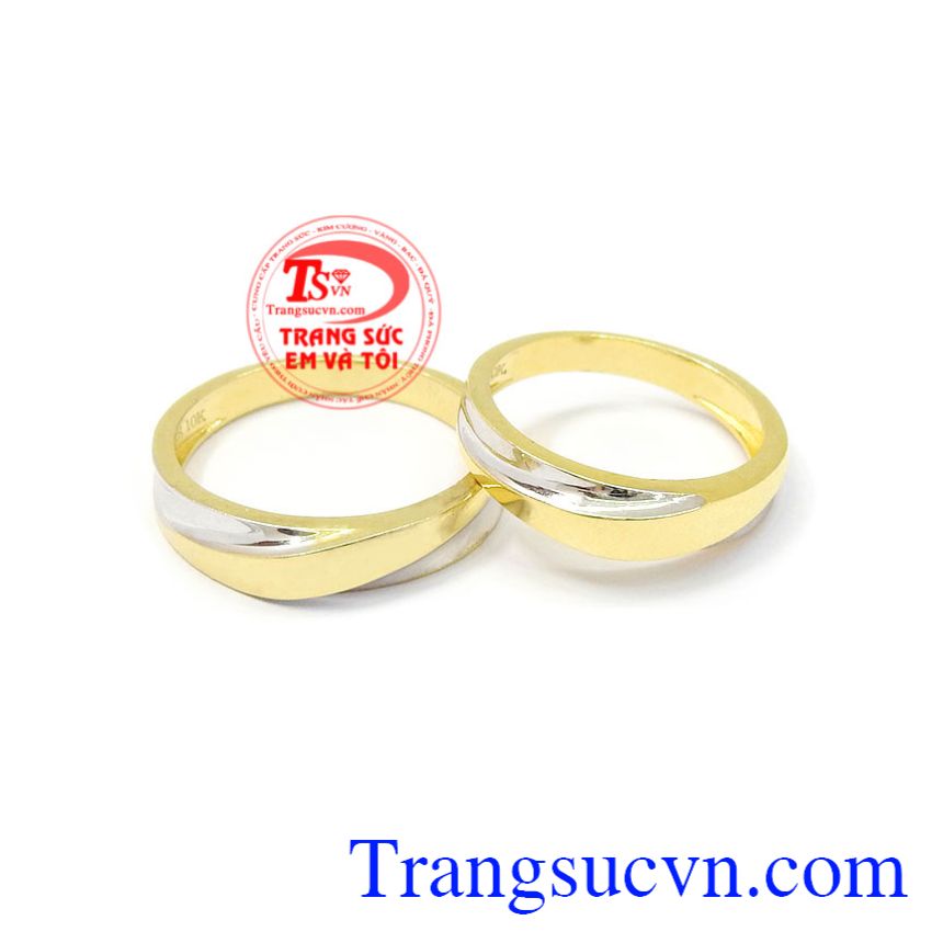 Nhẫn cưới hạnh phúc bên nhau được thiết kế từ vàng chất lượng, đường nét tinh xảo. 