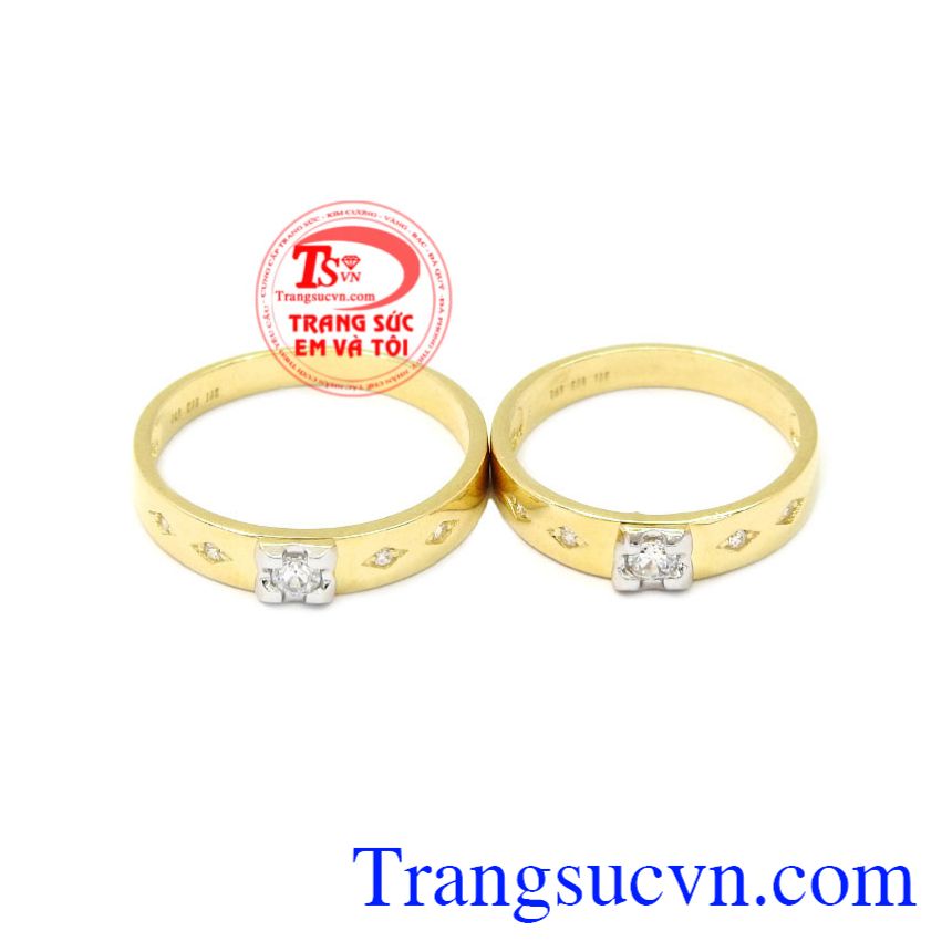 Nhẫn cưới vàng bên nhau trọn đời được thiết kế tinh tế, đường nét sắc xảo.