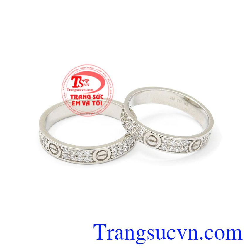 Nhẫn cưới vàng trắng Cartier là sản phẩm hiện đang được nhiều người yêu thích và lựa chọn.