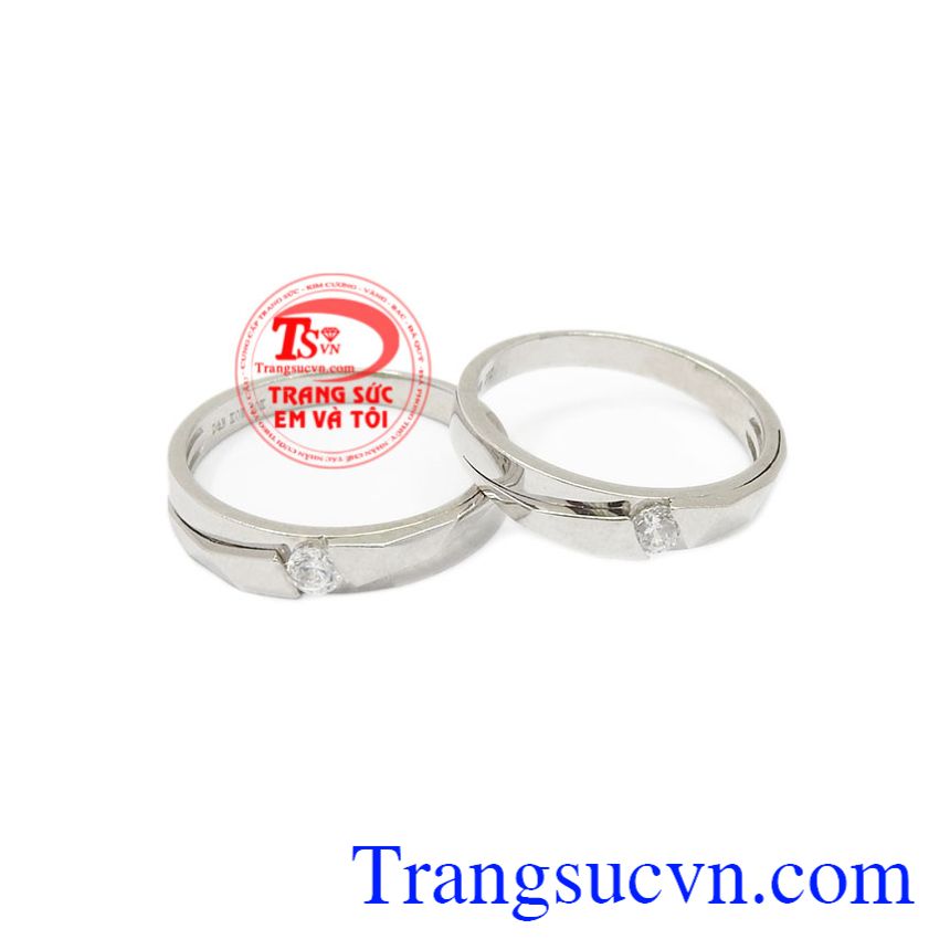 Nhẫn cưới vàng trắng xinh xắn là sản phẩm được nhập khẩu từ Korea, chế tác tinh tế từ vàng 10k.