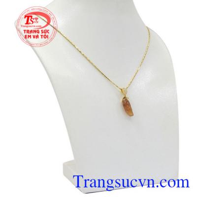 Bộ mặt dây lá thạch anh tóc là món quà xinh xắn dành cho người yêu thương.