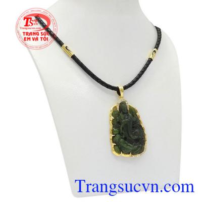 Bộ mặt dây quan âm Nephrite được chế tác tinh xảo từ đá Nephrite thiên nhiên chất lượng.