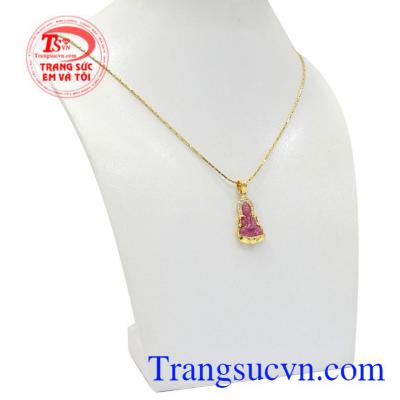 Bộ mặt dây quan âm ruby mang lại vẻ sang trọng cho người đeo.