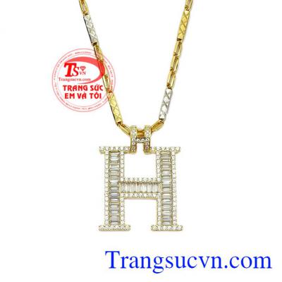 Sản phẩm mang phong cách độc đáo, ấn tượng giúp người dùng nổi bật giữa đám đông. Bộ trang sức chữ H sang trọng