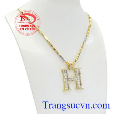 Bộ trang sức chữ H sang trọng là sự kết hợp mặt dây và dây chuyền vàng tây 10k. 