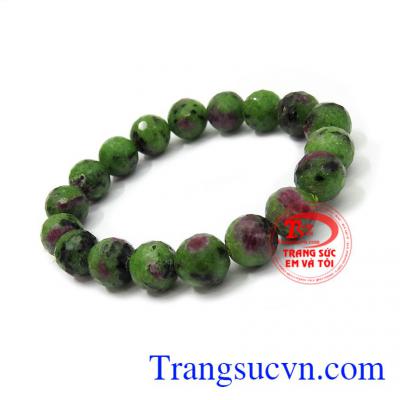 Đeo trang sức từ đá Zoisite có thể tăng khả năng tập trung và sáng tạo