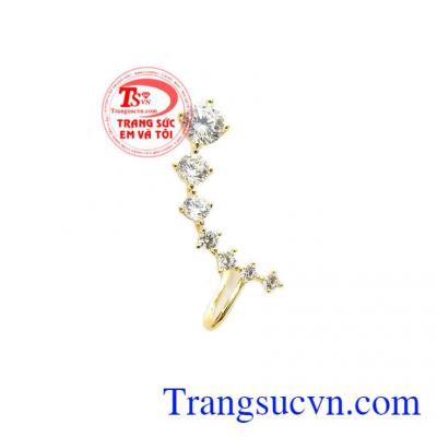Chiếc hoa tai thể hiện nét cá tính, độc đáo và nặng động của nữ chủ nhân,Hoa tai vàng năng động