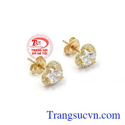 Hoa tai vàng trái tim với thiết kế độc đáo được gắn đá đẹp, hài hòa mang lại vẻ đẹp duyên dáng nữ tính cho chủ nhân,Hoa tai vàng trái tim