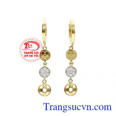 Hoa tai vàng Van Cleef Arpels được thiết kế tinh tế, kết hợp giữa vàng tây 10k và kiểu dáng từ thương hiệu Van Cleef Arpels đẳng cấp sang trọng tạo điểm nhấn cho sản phẩm,Hoa tai vàng Van Cleef Arpels