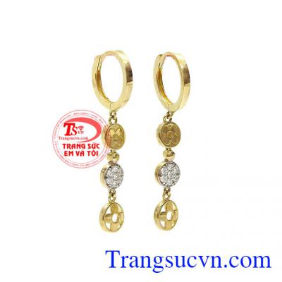 Hoa tai dạng dài, nữ tính và dễ kết hợp với nhiều loại trang phục,Hoa tai vàng Van Cleef Arpels