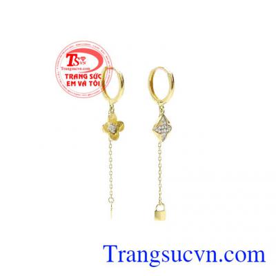 Hoa tai được chế tác lấy cảm hứng từ thương hiệu nổi tiếng Van Cleef & Arpel mang lại vẻ đẹp sang trọng và nữ tính cho phái nữ,Hoa tai vàng Van Cleef