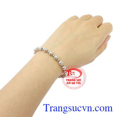 Lắc tay nữ vàng trắng cá tính tôn lên vẻ xinh xắn nhưng cũng không kém phần cá tính.