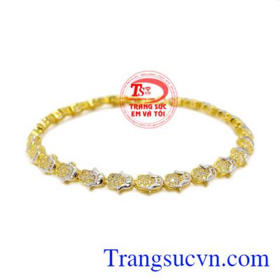 Lắc tay vàng nữ xinh xắn phù hợp với những cô nàng yêu thích sự đáng yêu, xinh xắn.