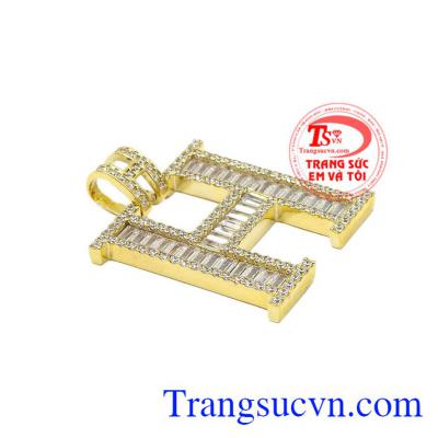 Mặt dây chữ H sang trọng được thiết kế vô cùng độc đáo với rất nhiều viên đá cz lấp lánh ấn tượng. 