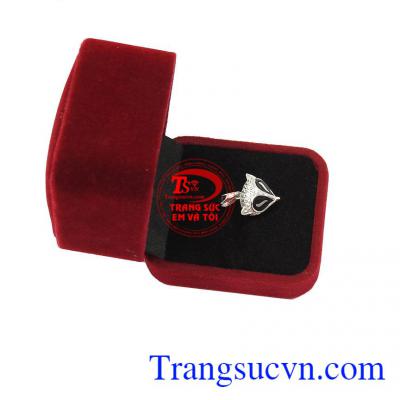 Mặt dây chuyền nữ vàng dễ kết hợp cùng nhiều kiểu dây chuyền vàng