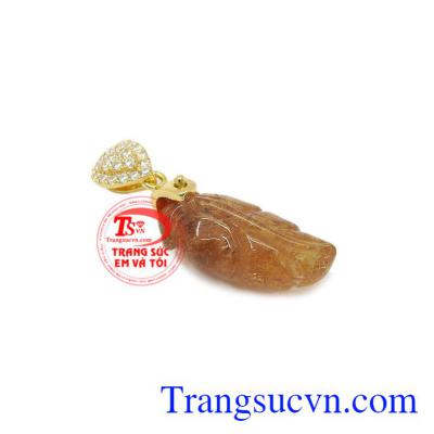 Mặt dây lá thạch anh tóc xinh xắn được chế tác từ vàng 14k và đá thạch anh tóc thiên nhiên.