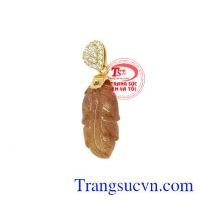 Mặt dây lá thạch anh tóc xinh xắn là sản phẩm được thiết kế độc đáo, xinh xắn.
