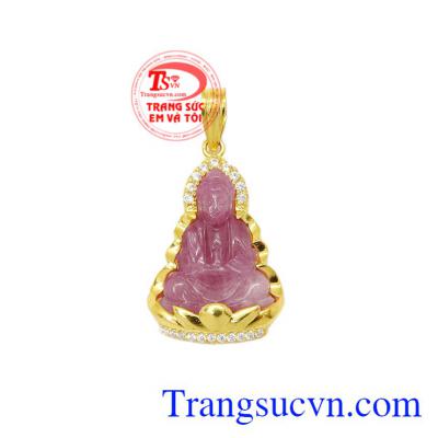 Mặt dây quan âm ruby an lành là sản phẩm được chế tác từ đá ruby thiên nhiên và vàng 14k.