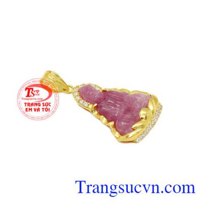Mặt dây quan âm ruby an lành đem lại những may mắn, nhiều điều tốt lành cho gia chủ.