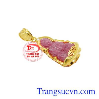 Mặt dây quan âm ruby bình an phù hợp với nhiều kiểu quần áo.