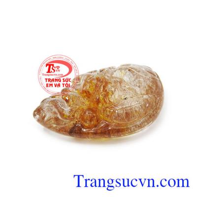 Mặt dây thạch anh tóc phúc long dùng làm mặt dây bọc vàng, kết hợp với dây chuyền vàng tạo phong cách mạnh mẽ cho phái mạnh