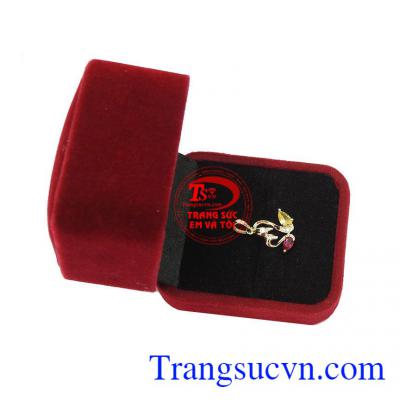 Mặt dây chuyền nữ vàng dễ kết hợp cùng nhiều kiểu dây chuyền vàng