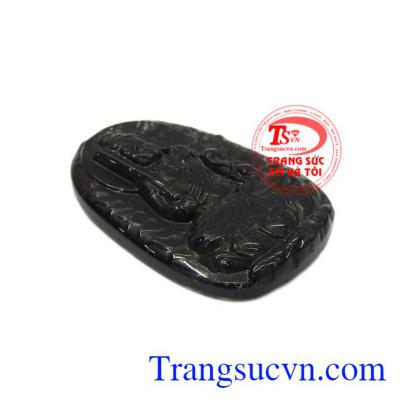 Mặt phật tuổi dậu thạch anh tóc đen được chạm khắc theo hình phật bất động minh vương. 