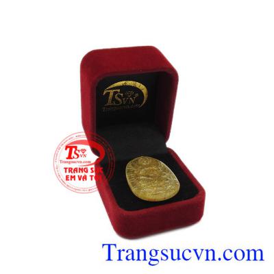 Mặt phật chạm khắc từ thạch anh tóc vàng thiên nhiên đem lại sức khỏe, thành công và may mắn cho người dùng. Mặt phật tuổi tuất-hợi thạch anh tóc vàng