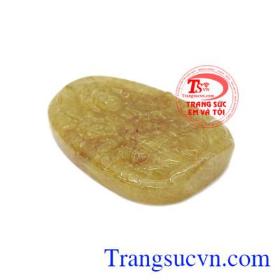 Mặt phật tuổi tý thạch anh tóc vàng được chạm khắc từ thạch anh tóc vàng thiên nhiên.
