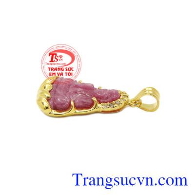 Mặt quan âm ruby đẹp là món quà ý nghĩa dành cho người thân, bạn bè.