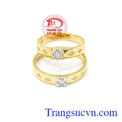 Nhẫn cưới vàng bên nhau trọn đời mang lại niềm hạnh phúc cho tình yêu lứa đôi.