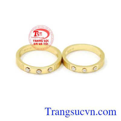 Nhẫn cưới vàng Cartier được chế tác từ vàng 10k chất lượng, tinh tế.