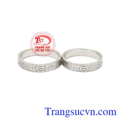 Nhẫn cưới vàng trắng Cartier với thiết kế sang trọng, hiện đại mang đến hạnh phúc viên mãn.