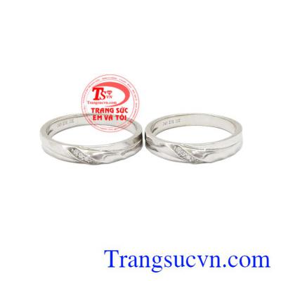 Nhẫn cưới vàng trắng tinh tế là sự kết nối yêu thương giữa hai con người xa lạ.