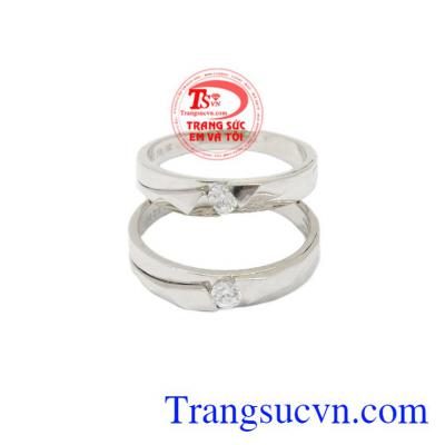 Nhẫn cưới vàng trắng xinh xắn bảo hành uy tín.