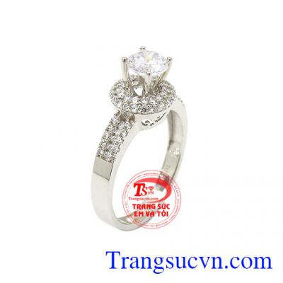 Nhẫn đính hôn thời trang là sản phẩm được thiết kế sang trọng, tinh tế và là món quà ý nghĩa dành tặng phái đẹp