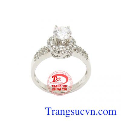 Nhẫn đính hôn thời trang được thiết kế rất đẹp mắt nhằm tôn vinh nét đẹp của người phụ nữ