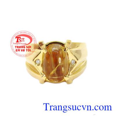 Nhẫn nam thạch anh tóc mạnh mẽ là sự kết hợp giữa thạch anh tóc thiên nhiên và vàng tây 14k.