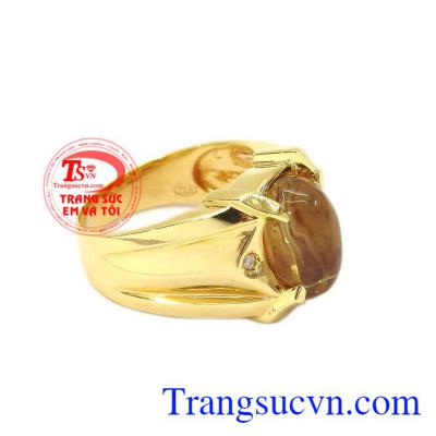 Thiết kế lịch lãm, sang trọng giúp phái nam thể hiện cá tính. Nhẫn nam thạch anh tóc mạnh mẽ