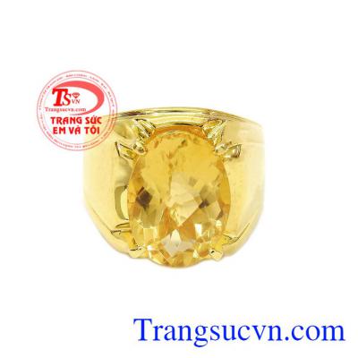 Nhẫn nam thạch anh vàng đẹp được thiết kế với phong cách đơn giản nhưng mạnh mẽ.