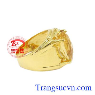 Thạch anh vàng thiên nhiên hợp phong thủy càng giúp người đeo gặp nhiều may mắn, thịnh vượng. Nhẫn nam thạch anh vàng đẹp